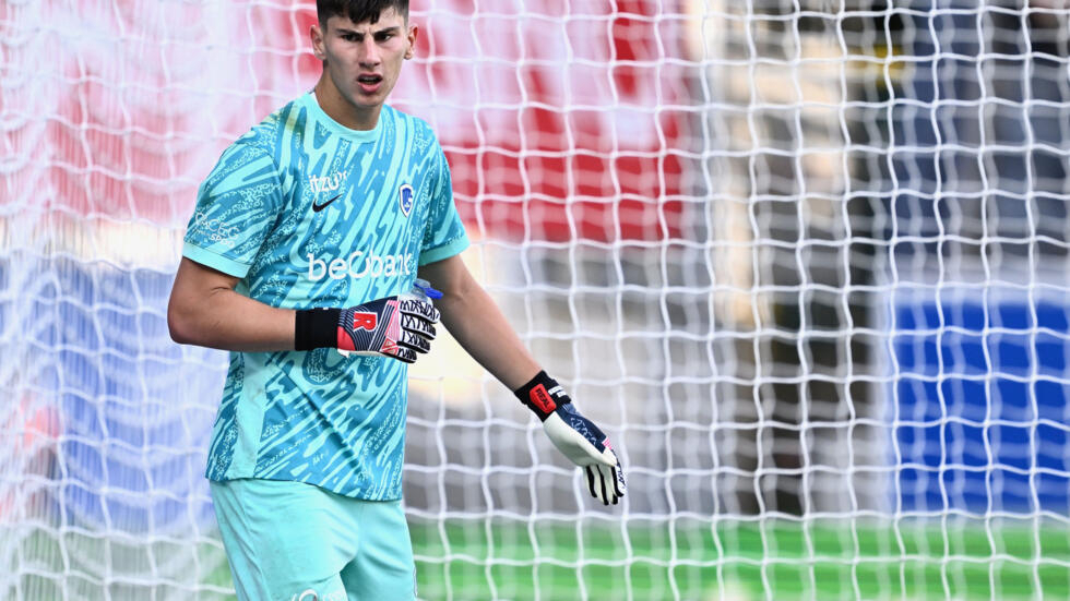 Chelsea to sign Belgian goalkeeper Penders next year