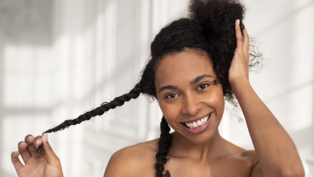 Woman pulling hair. Photo by freepik
