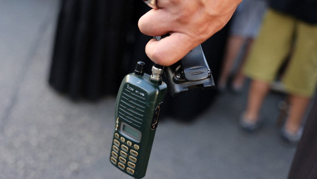 15320530_walkie-talkie-img