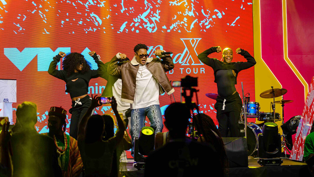 Eltee Skhillz performing