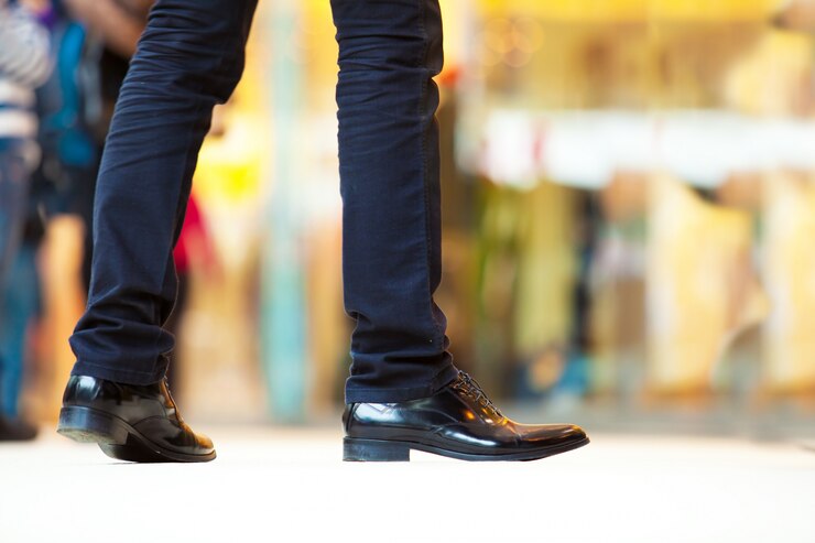 Man with shiny shoes. Photo by bedneyimages, Freepik