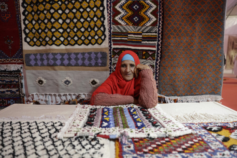 MOROCCO-LIFESTYLE-WOMEN-CARPETS-TRADITION