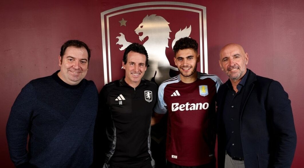 andres-garcia–junto-a-unai-emery-y-monchi-en-su-presentacion-como-nuevo-futbolista-del-aston-villa–avfc