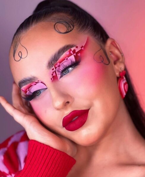 1. Winged graphic shadows with a red lips, photo by Elsa on Instagram