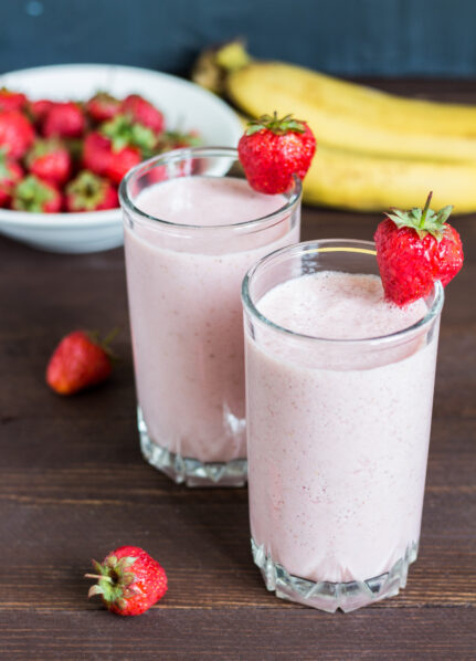 Coconut-banana smoothie with strawberry topping. Photo by Freepik