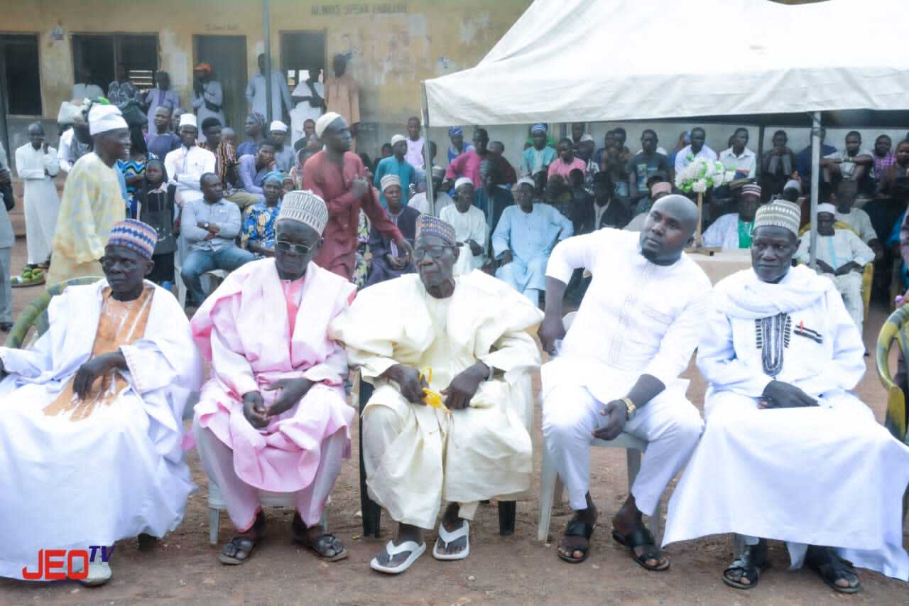 UK-based philanthropist feeds 2,000 Kwarans, fetes community developers