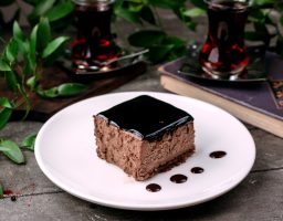 Chocolate mousse cake. Photo by Freepik