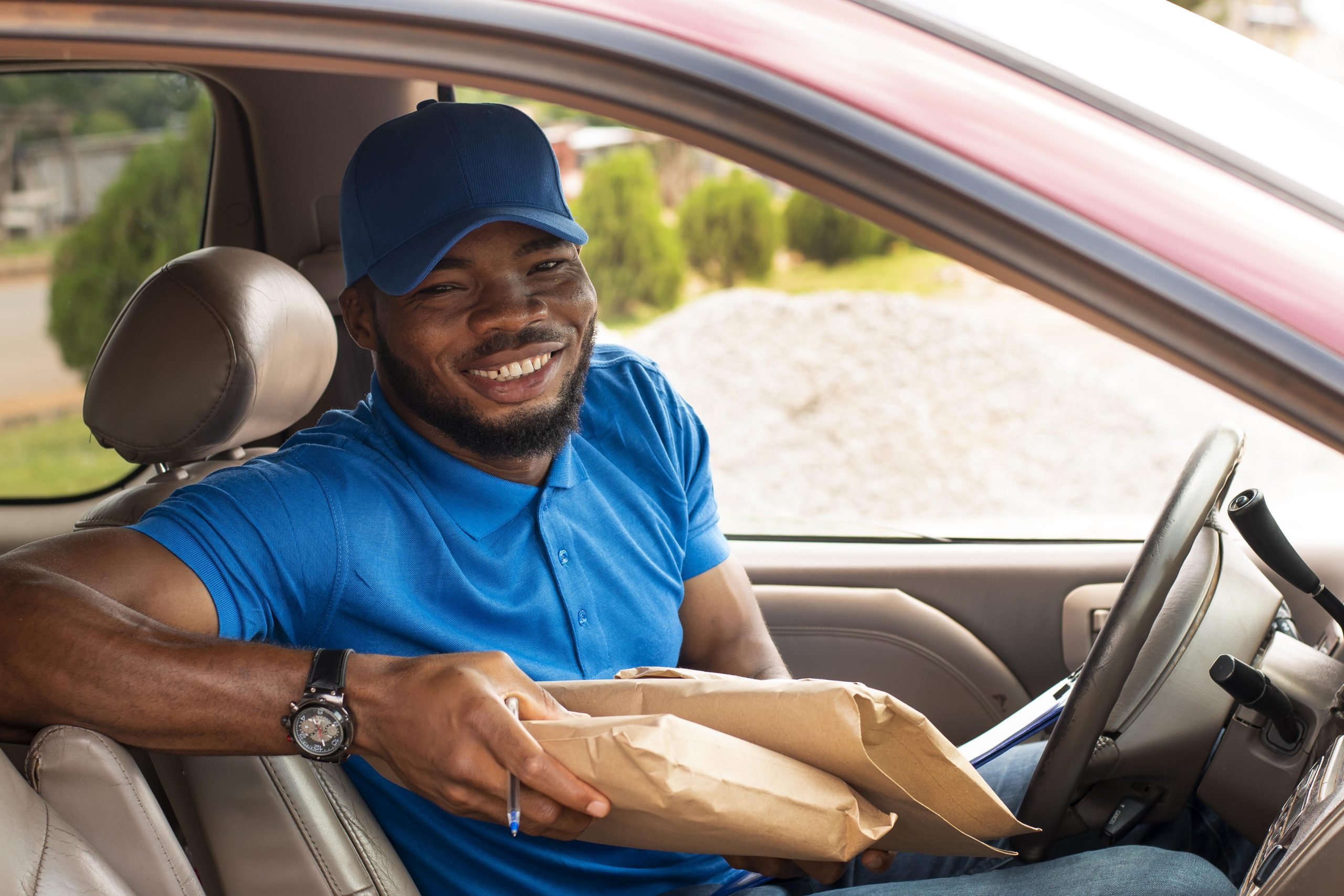 close-up-delivery-person-with-parcels
