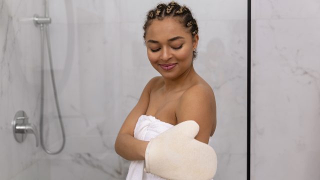 A young woman taking her bath. Photo Credit: Freepik