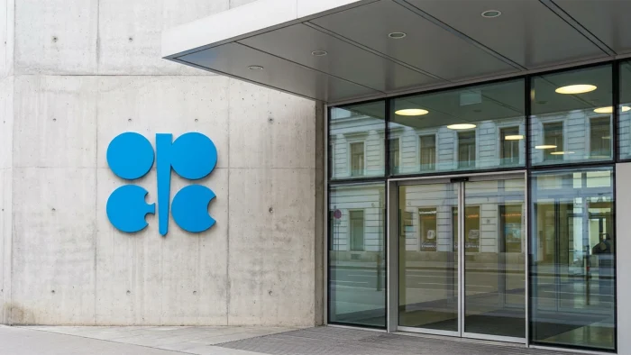 An Austrian soldier guards the entrance to the OPEC headquarters on October 4, 2022 on the eve of the 45th Meeting of the Joint Ministerial Monitoring Committee and the 33rd OPEC and non-OPEC Ministerial Meeting held on October 05, in Vienna, Austria. – The OPEC+ oil cartel will meet in Vienna for the first time since Covid curbs were introduced in 2020. The face-to-face meeting of the 13 OPEC members led by Saudi Arabia and its 10 allied members headed by Russia will be the first in the Austrian capital since the spring of 2020. (Photo by JOE KLAMAR / AFP)