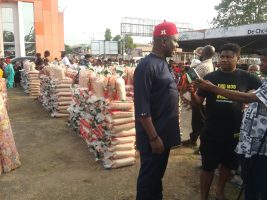 Hon Chief Chukwuemeka Egwuonwu, has donated food items worth millions of naira to over 1000 people