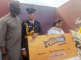 The newlywed couple, Uche and Doris Anugwom receiving N2m surprising y’ello wedding gift from MTN in Enugu on Saturday