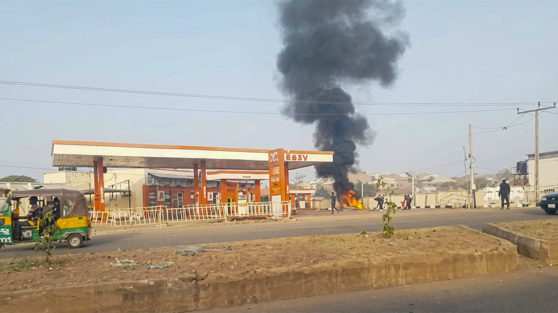 A petroleum and cooking gas filling station along the Bukuru Expressway in Jos, Plateau State on fire