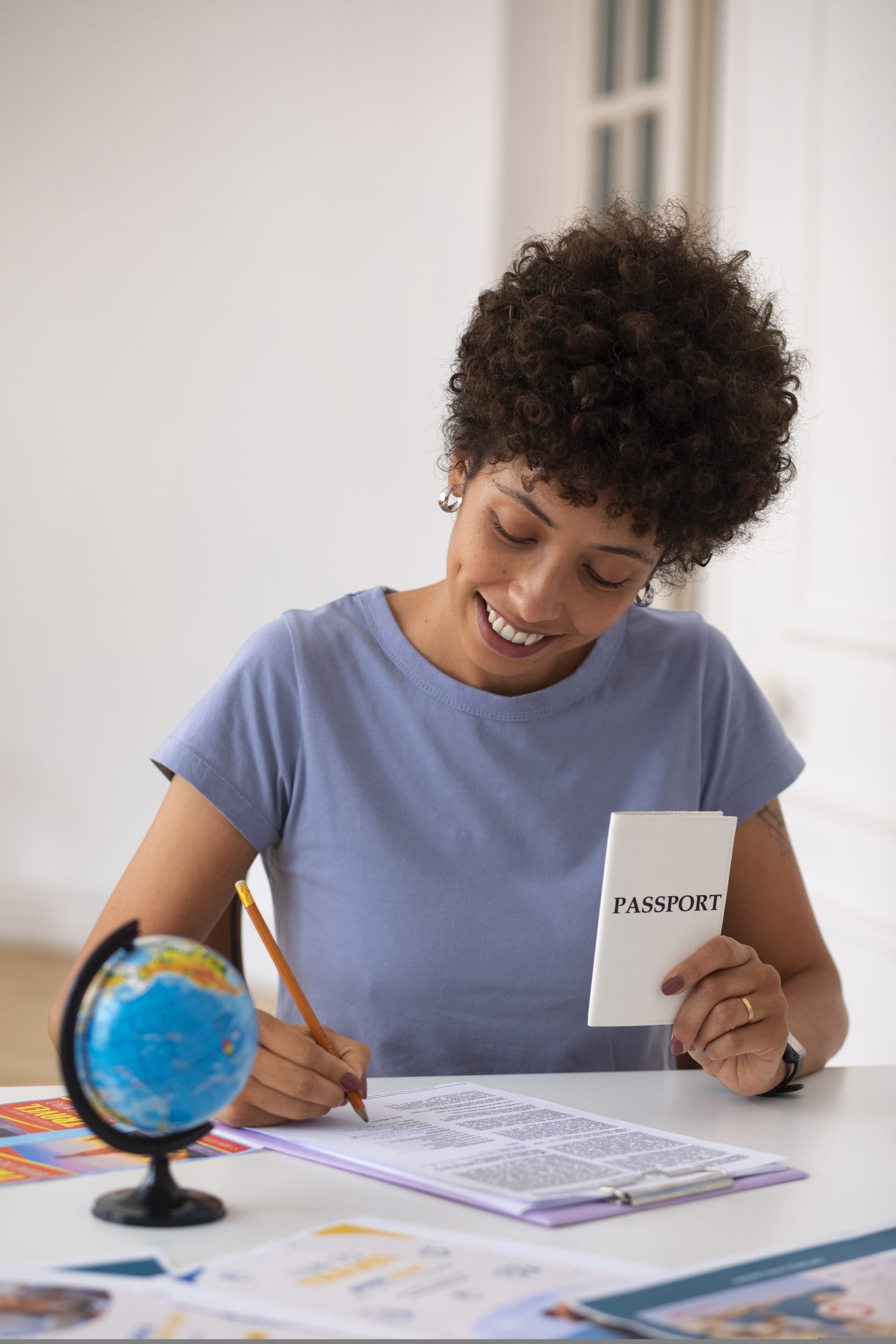 Awoman planning to travel. Photo by Freepik