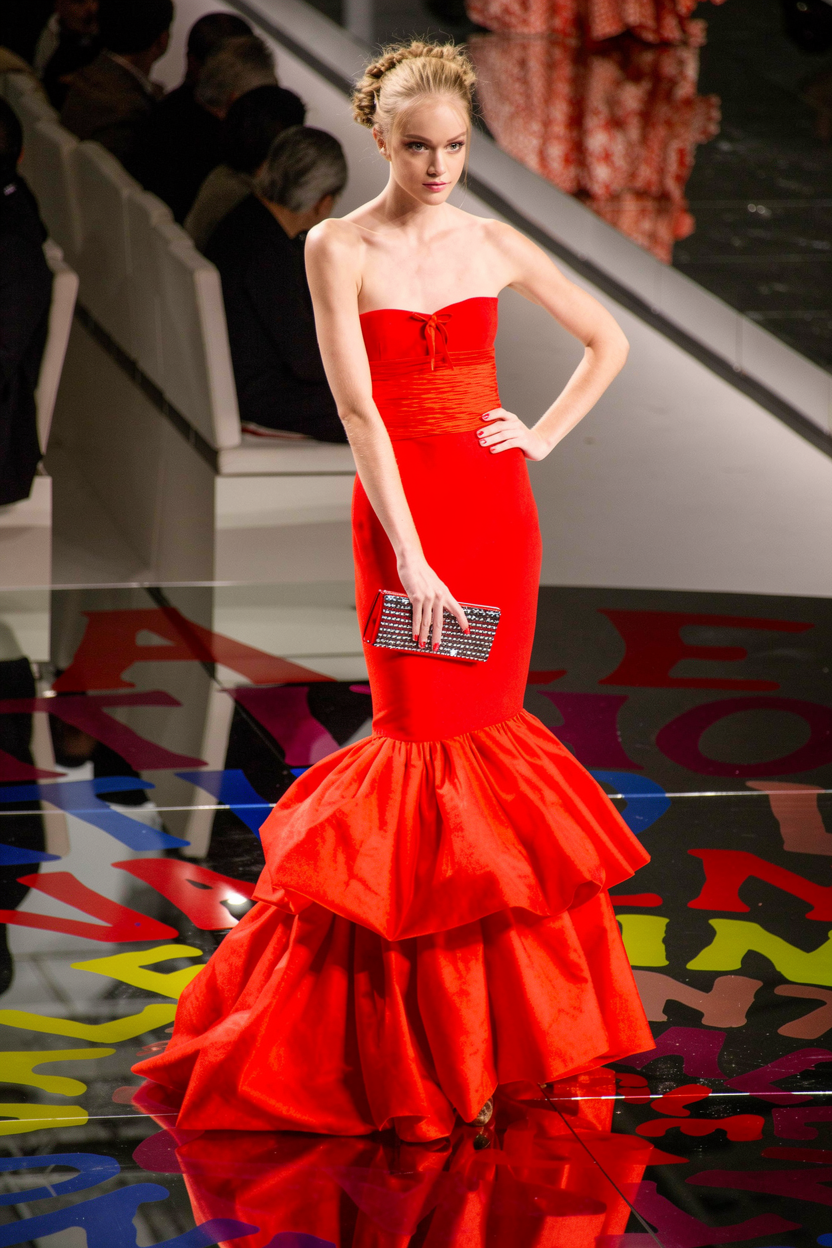 Evening Valentino red dress. Photo credit: centromedicoloira