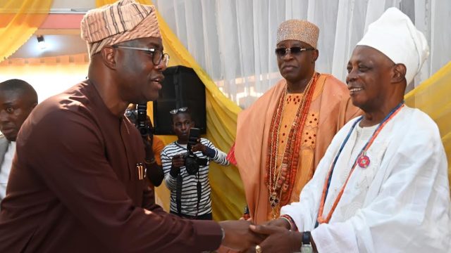 Oyo State Governor, Seyi Makinde (left); Soun of Ogbomoso, Oba Ghandi Olaoye; and Chairman, Oyo State Council of Obas and Olubadan of Ibadanland, Oba Rashidi Ladoja, during the inauguration of the Council by Governor Makinde, at House of Chiefs, Secretariat, Ibadan, yesterday.