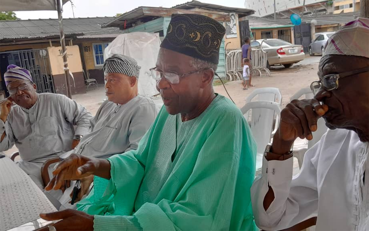 Chairman, Executive Council of the Lagos Central Mosque and Baba Adinni of Lagos, Alhaji Sikiru Alabi-Macfoy (2nd right) and other members of the delegation during the solidarity visit to the family of Shitta-Bey at Shitta Surulere, Lagos..