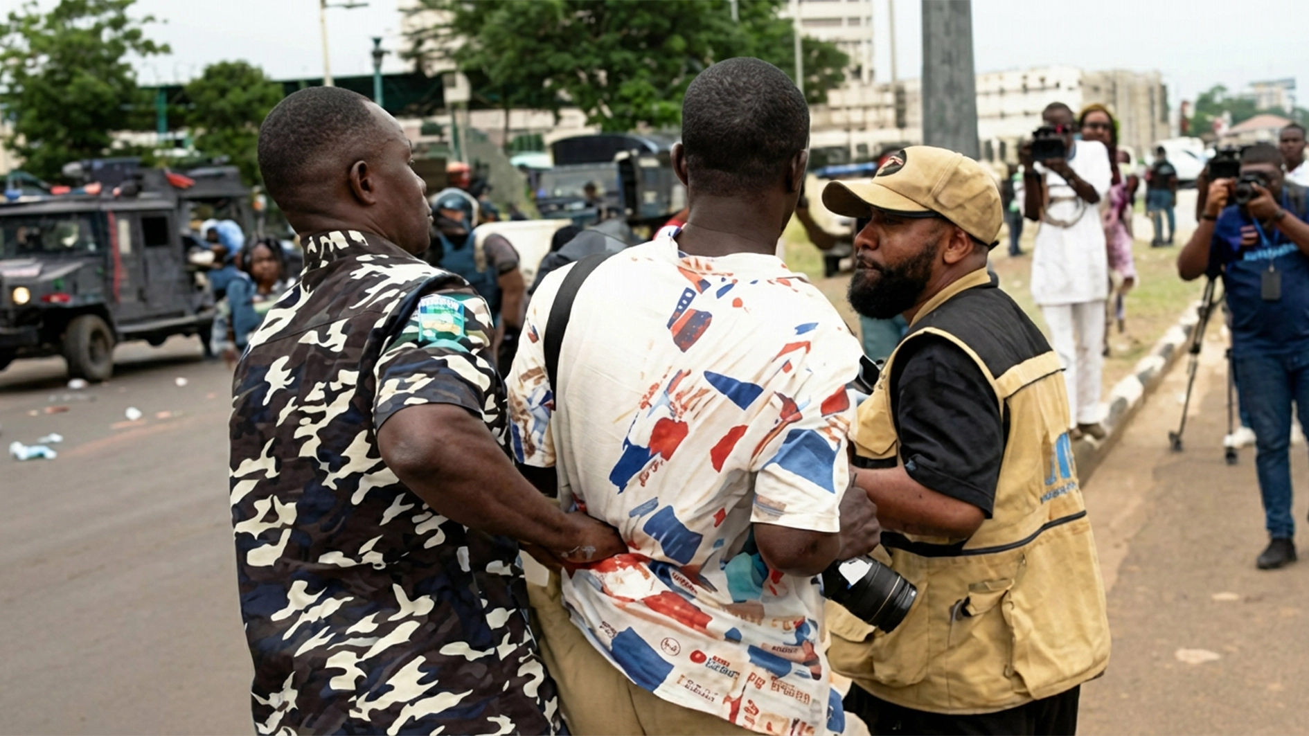 Police-dragging-a-journalist