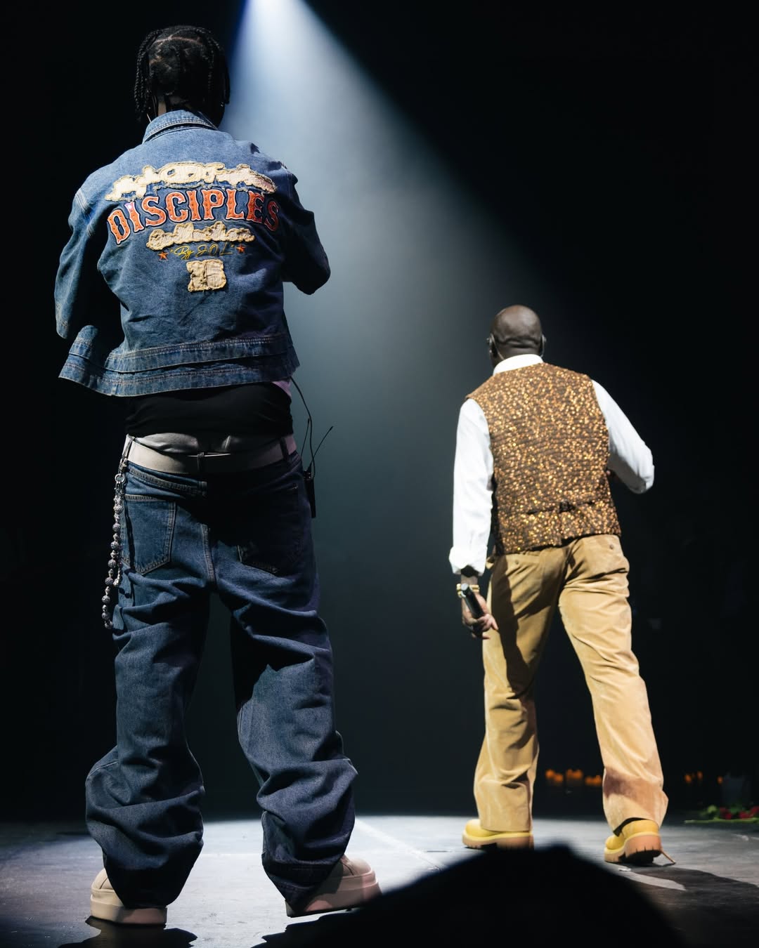Asake and Young John performing Che