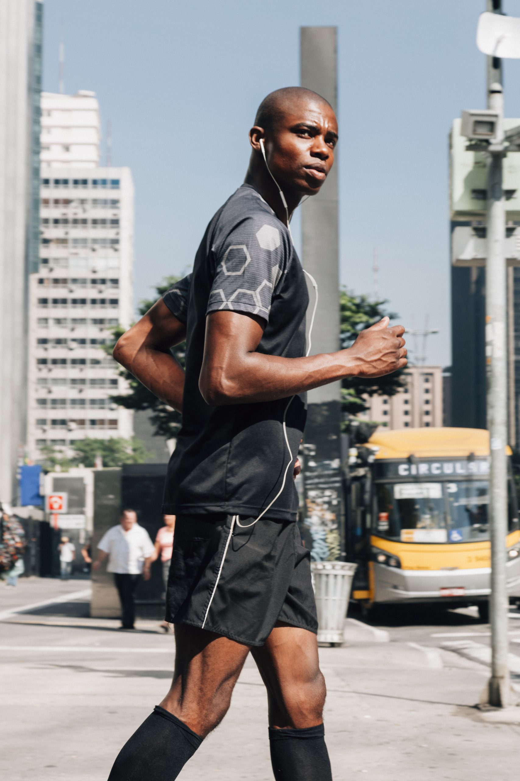 Young man jogging road to listening music. Photo by Freepik 