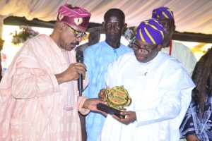 Senator Olorunimbe Mamora presenting the award to Kehinde Onasanya on behalf of the Old Student 's Association 