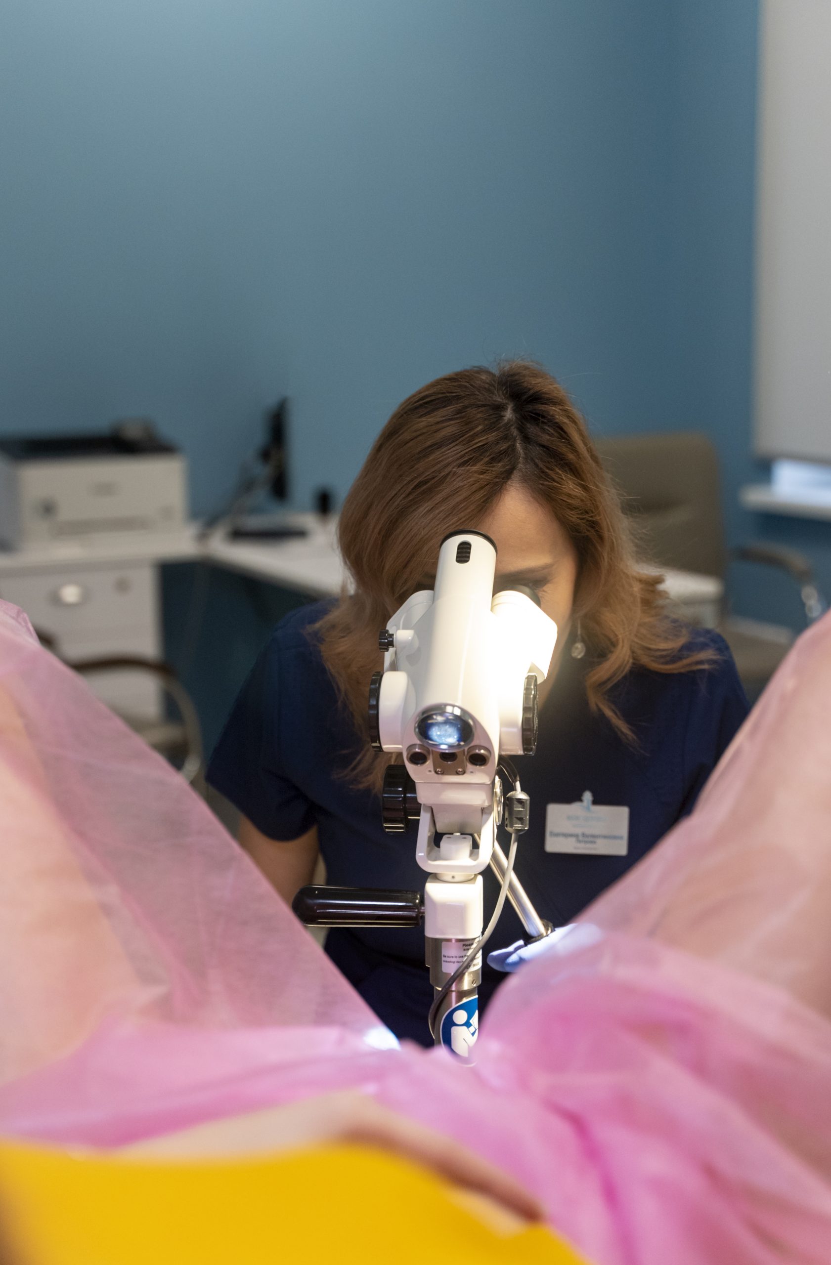 gynecologist-performing-consultation-patient. Photos from Freepik 