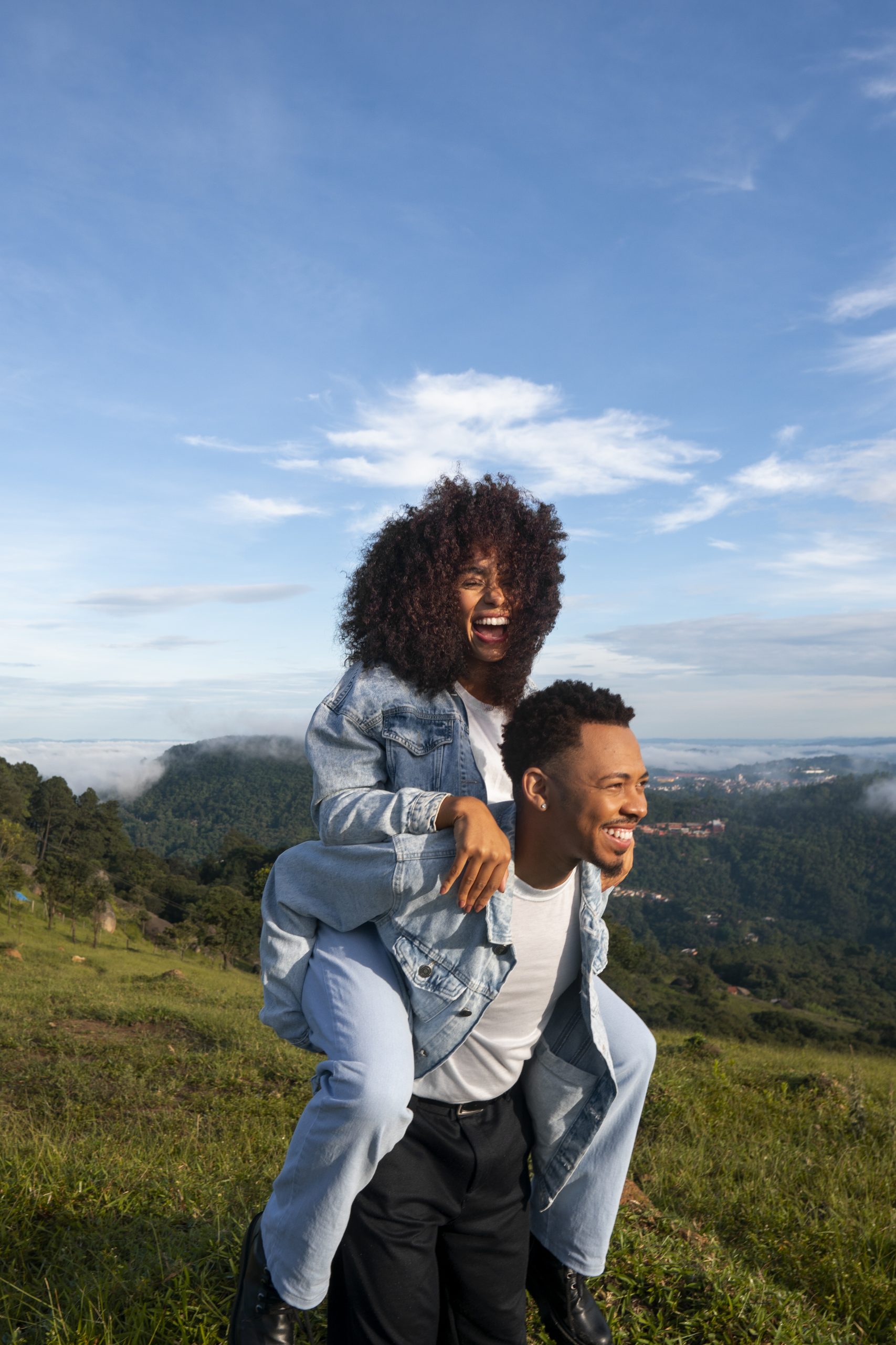 side-view-cute-couple-outdoors. Photo by Freepik