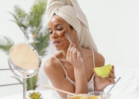 young woman applying-natural face mask. Photo by Freepik