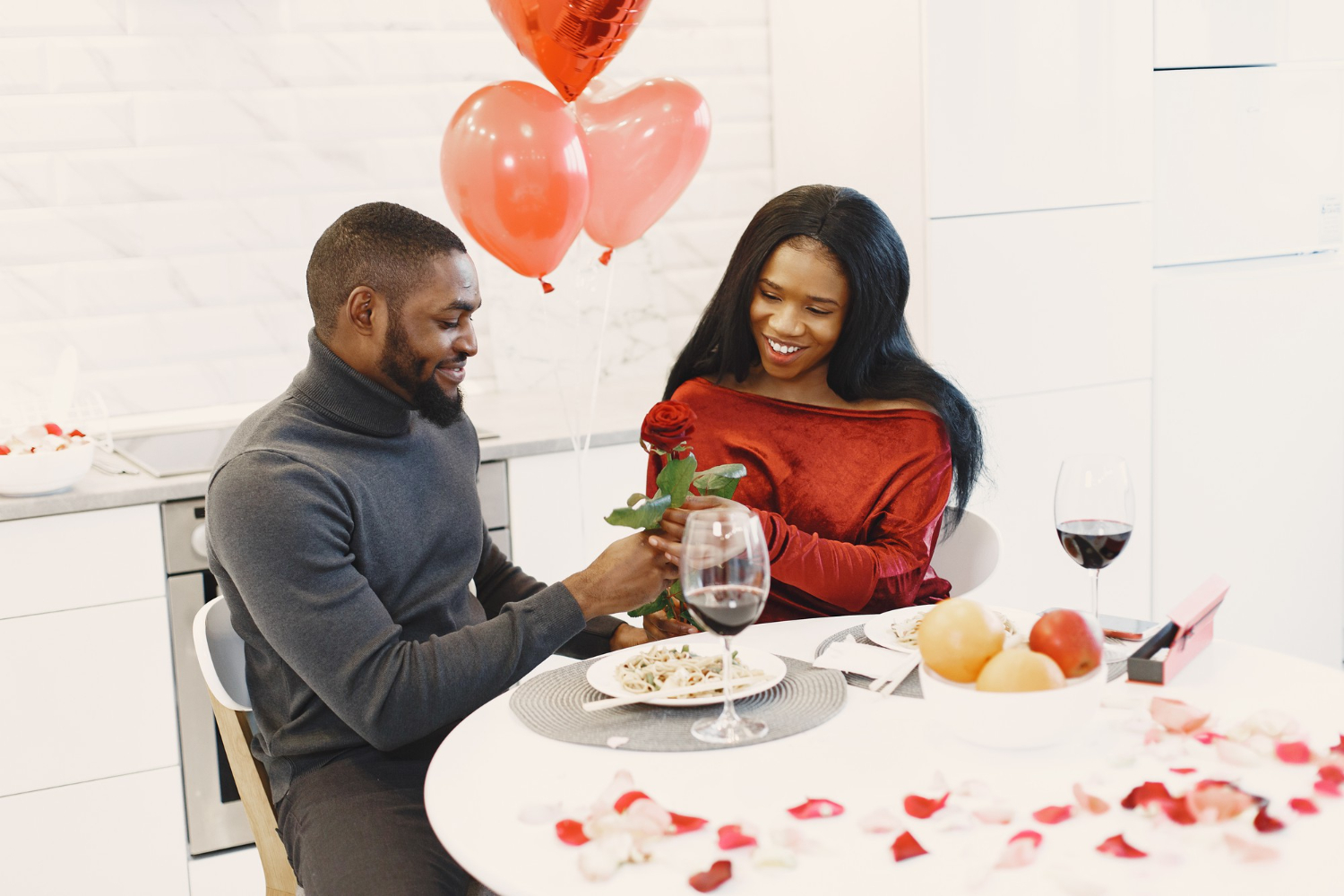valentines-day-couple-romantic-dinner-rose-balloons.jpg