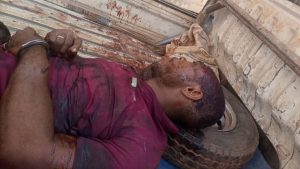 suspected armed robber, wanted by the Enugu State Police, was severely beaten by an angry mob at Eke Market Square in Akiyi, Umulokpa, Uzo Uwani LGA