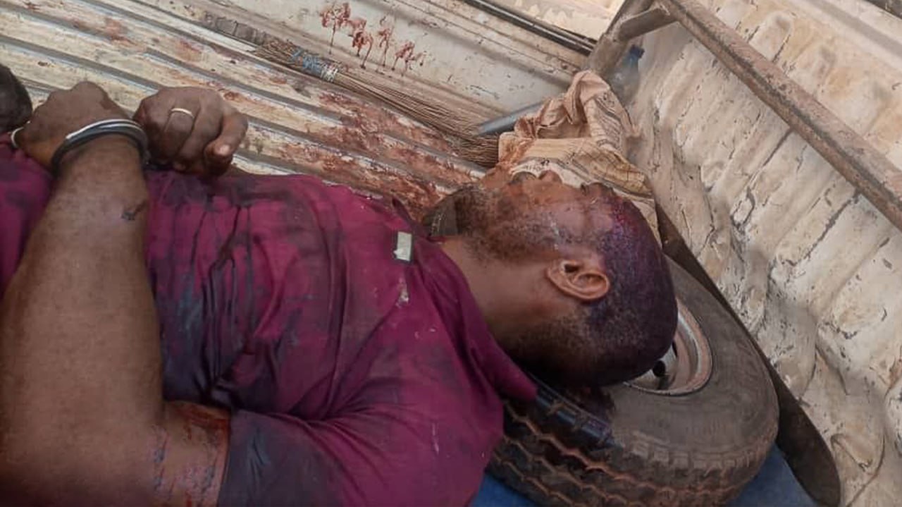 suspected armed robber, wanted by the Enugu State Police, was severely beaten by an angry mob at Eke Market Square in Akiyi, Umulokpa, Uzo Uwani LGA