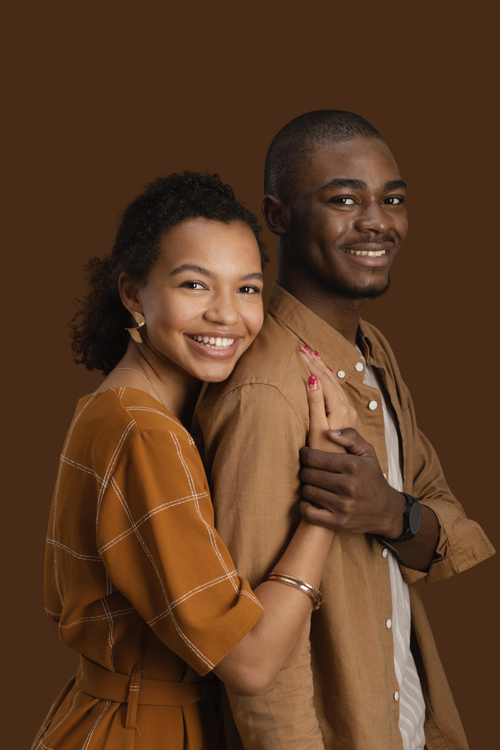 side-view-smiley-couple (1)