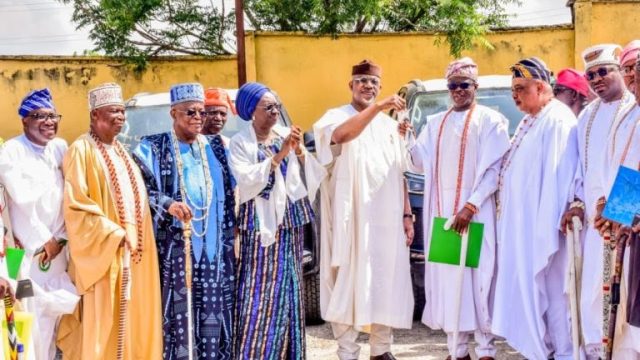 Abiodun-gifts-Ogun-monarchs-40-SUVs-768×511