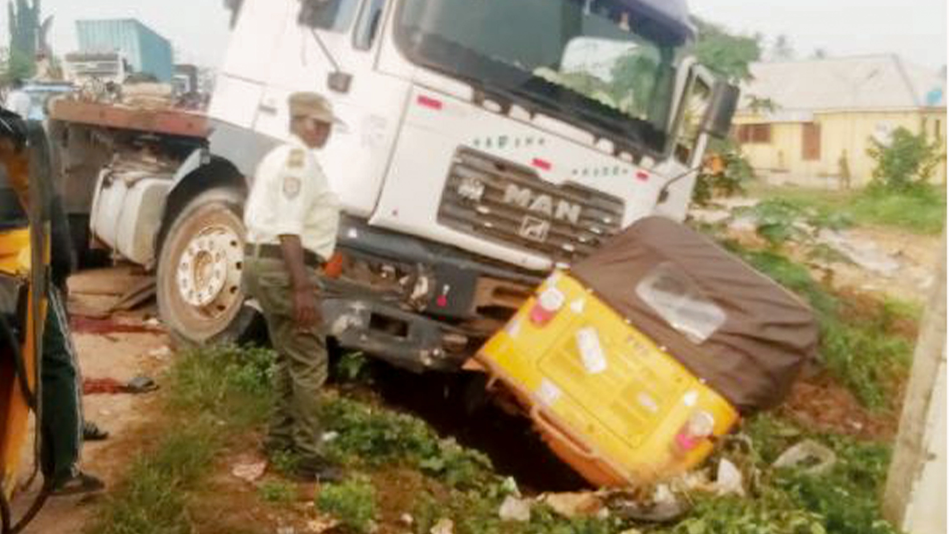 Accident scene at Obere along the Ota–Idiroko Expressway in Ogun State