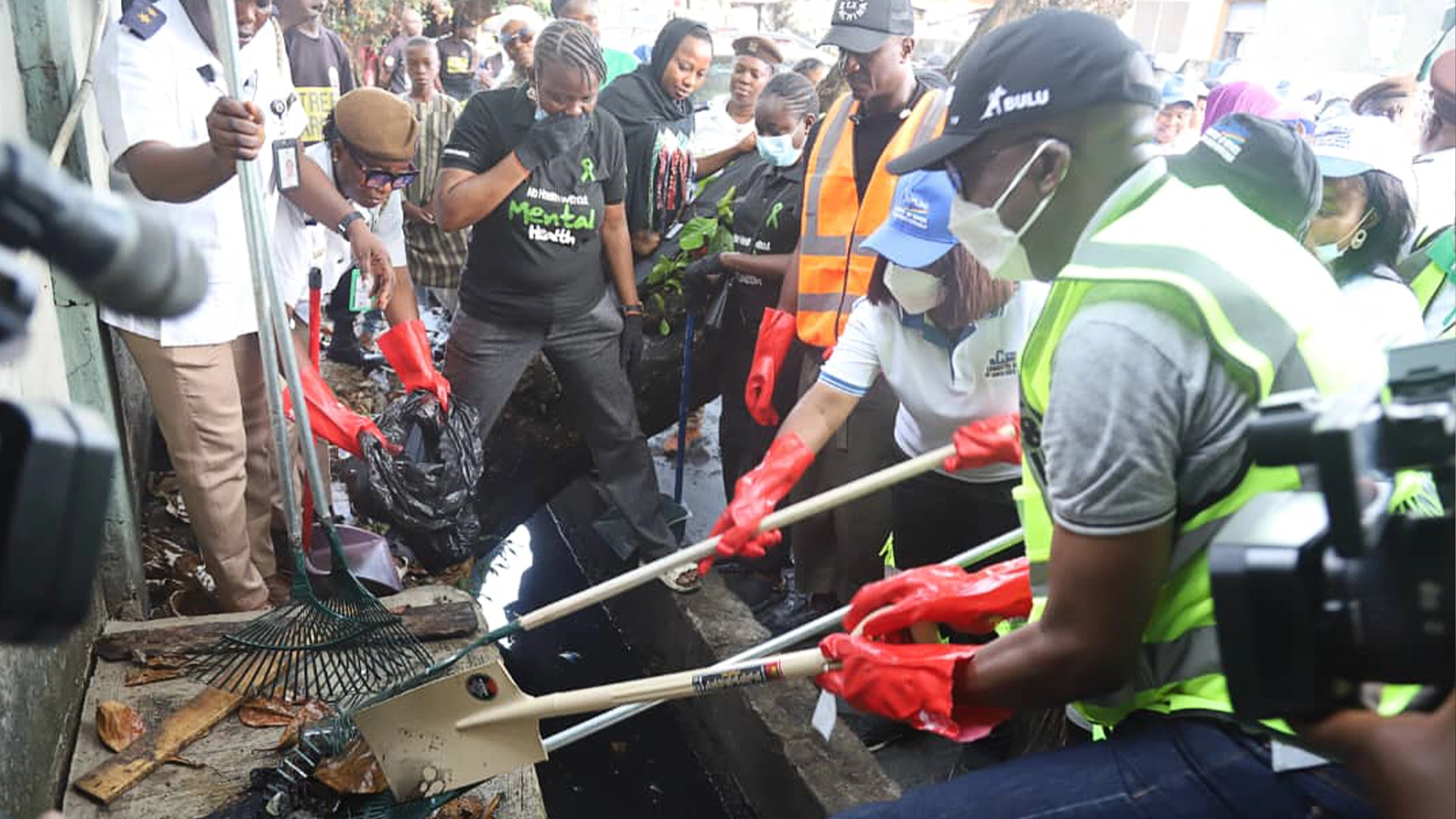 Lagos resumes sanitation exercise after decade, earning praise for cleanup efforts but criticism over rain delays, extortion by officials, and transport challenges.