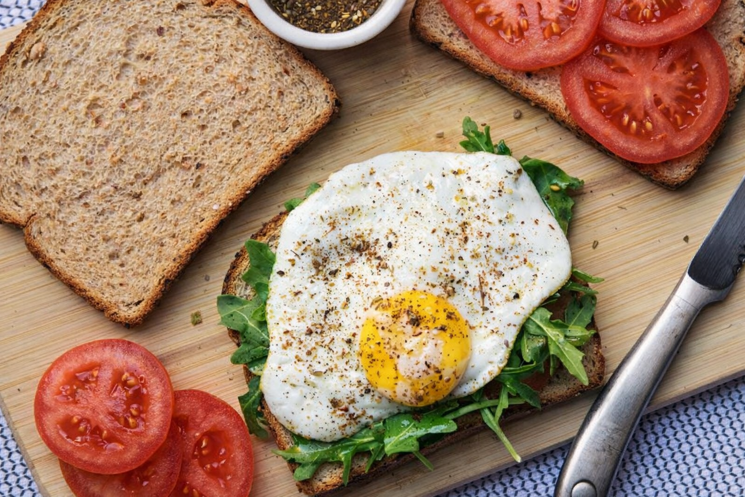 Bread with eggs and vegetables