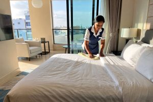 housekeeper-daily-room-cleaning-amount-hotel-bed-making-standard