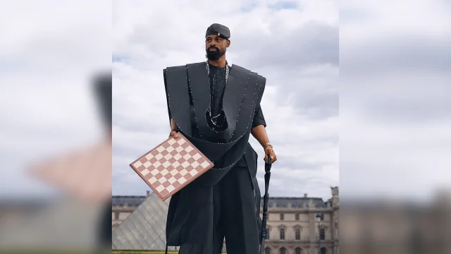 tunde-onakoya-agbada-chess-louvre-paris.webp