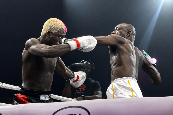 Carter Efe beats Portable in celebrity boxing match (2)
