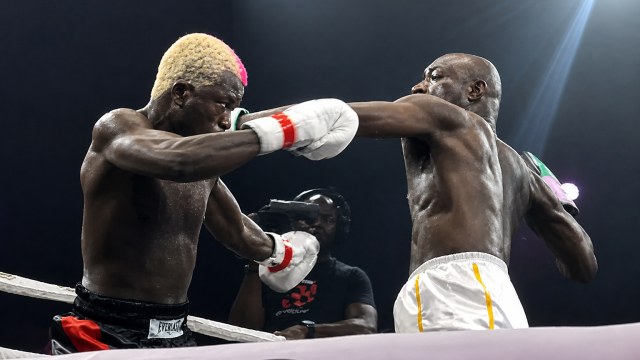 Carter Efe beats Portable in celebrity boxing match (2)
