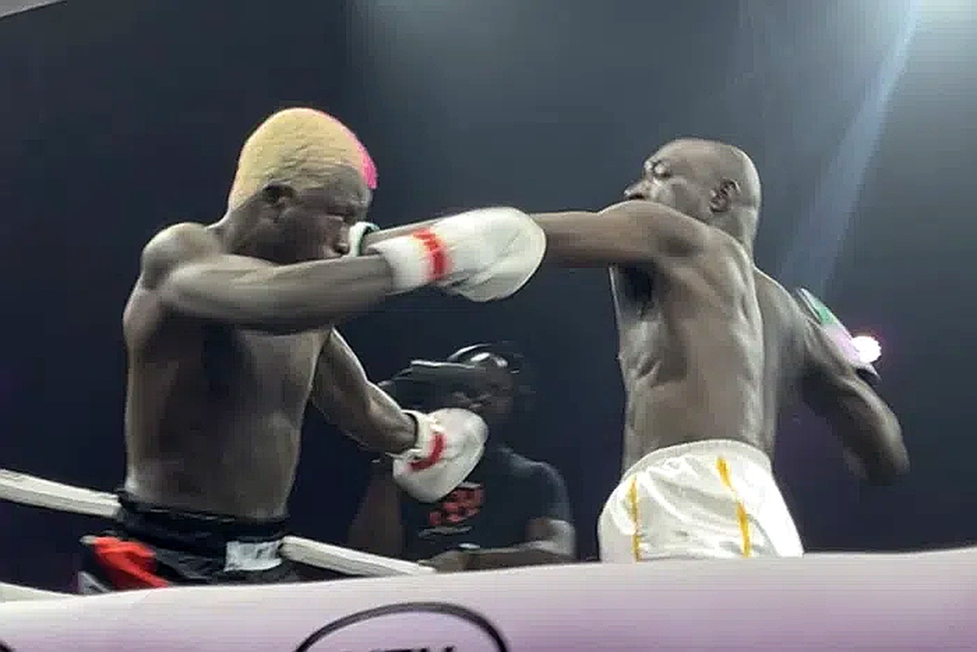 Carter Efe beats Portable in celebrity boxing match