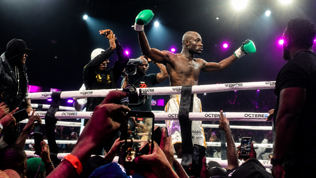 Carter Efe beats Portable in celebrity boxing match