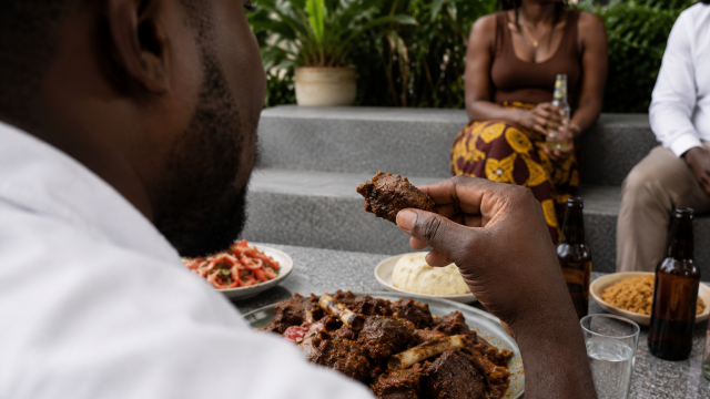 Man eating beef. Photo Magnific