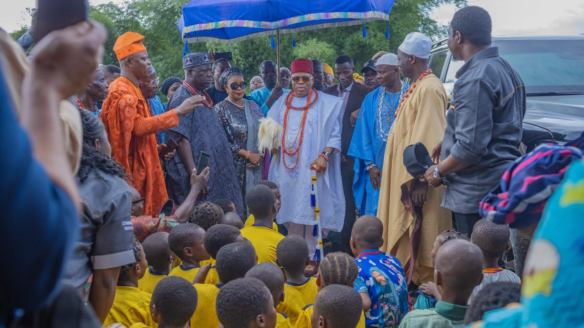 Oba Clement Adesuyi Haastrup makes a courtesy visit to the newly built Imogbara school.
