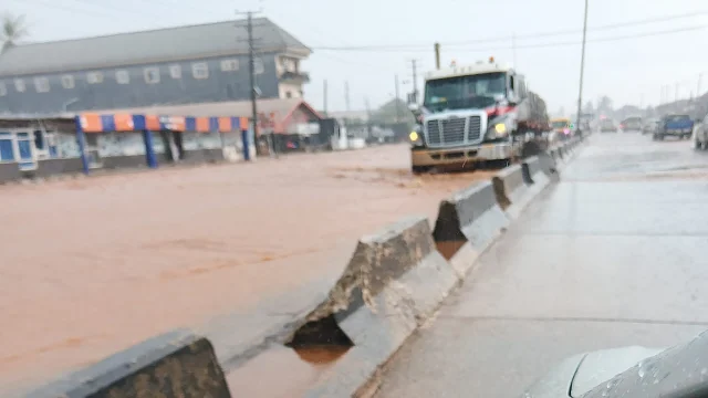 Flooded Uselu axis of the Benin-Lagos Highway