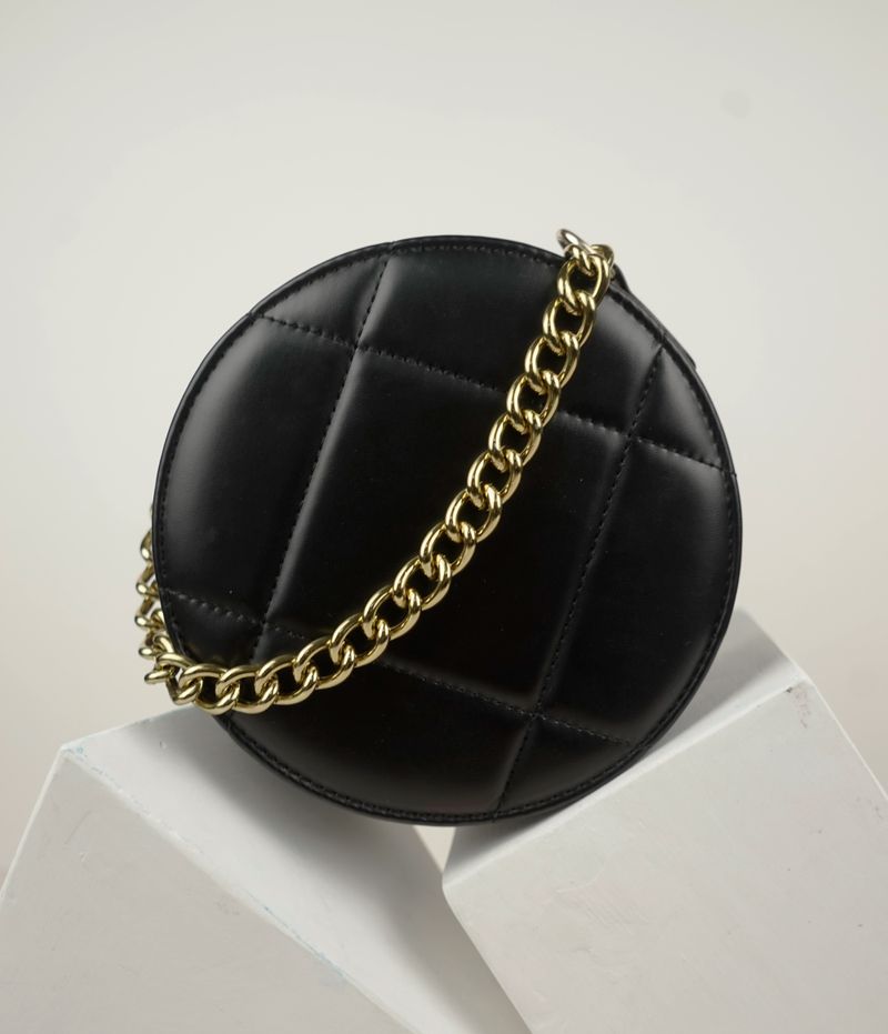 Shop this elegant quilted bag designed for sophistication and everyday use. Perfect for parties, work, outings, and adding a luxury touch to any outfit.
