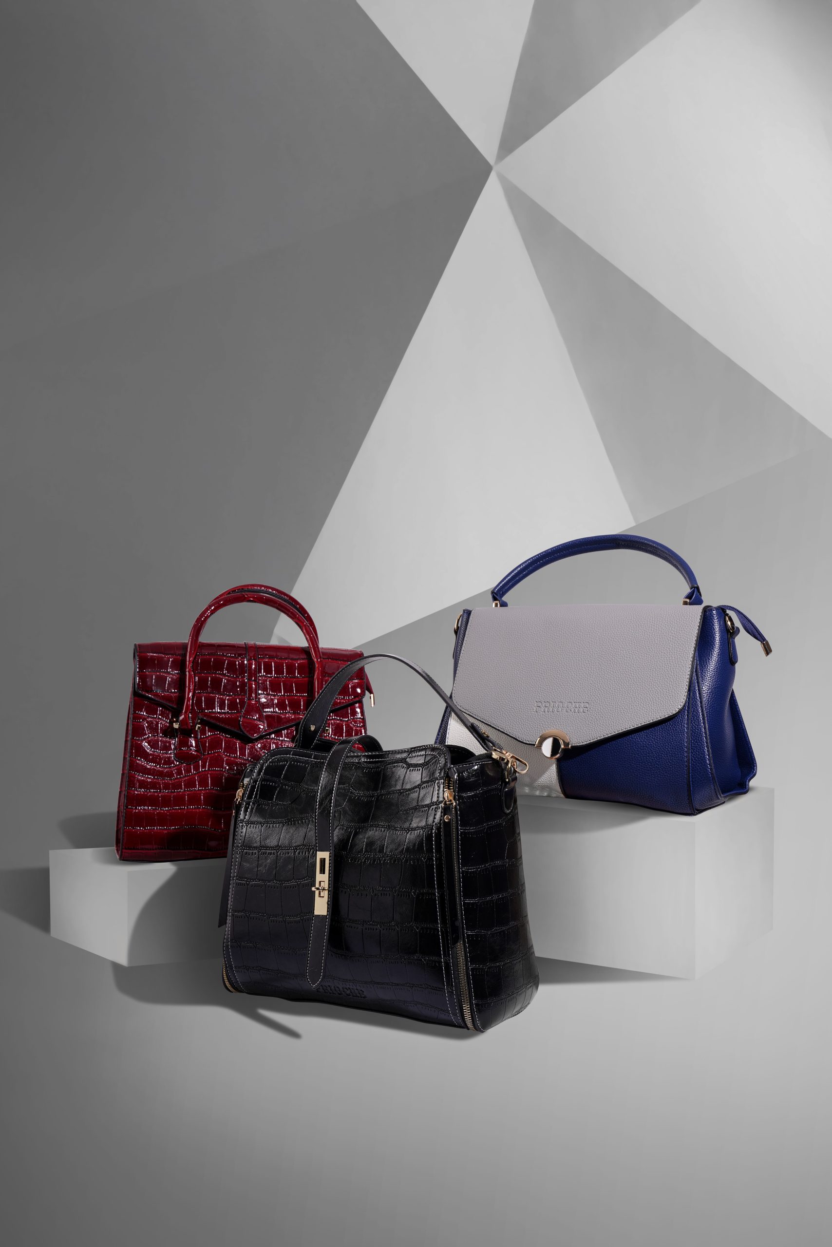 Discover this stylish top handle bag designed for elegance and functionality. Perfect for work, brunch, special occasions, and everyday fashion.