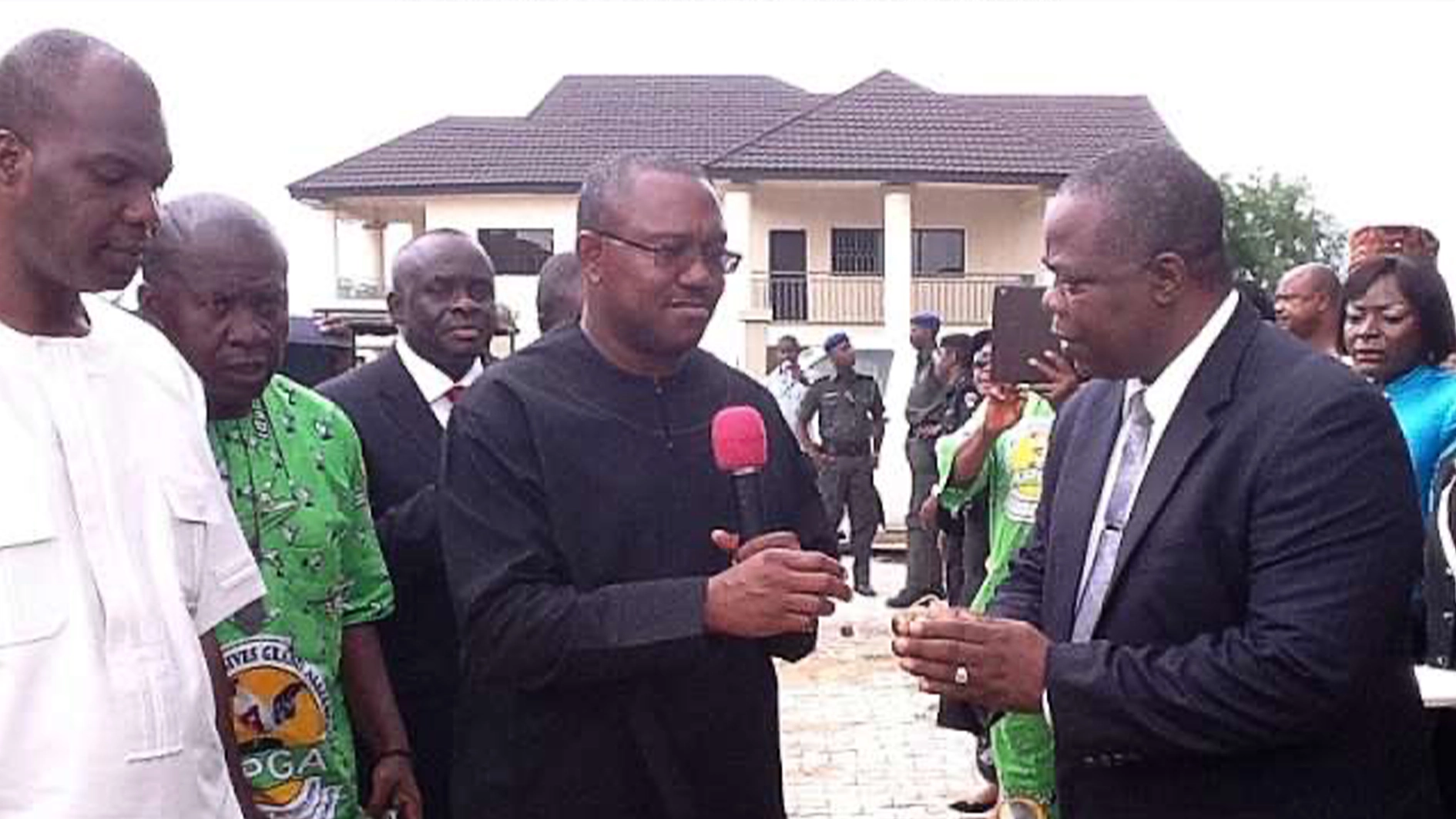 Peter Obi handing over keys to the judges quarters he built in Anambra state to the Chief Judge of Anambra State, His Lordship Hon. Justice Peter Umeadi