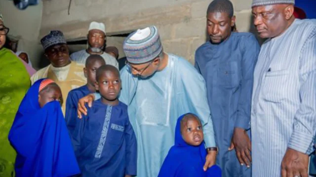 Governor Sani (middle) with the deceased woman’s children