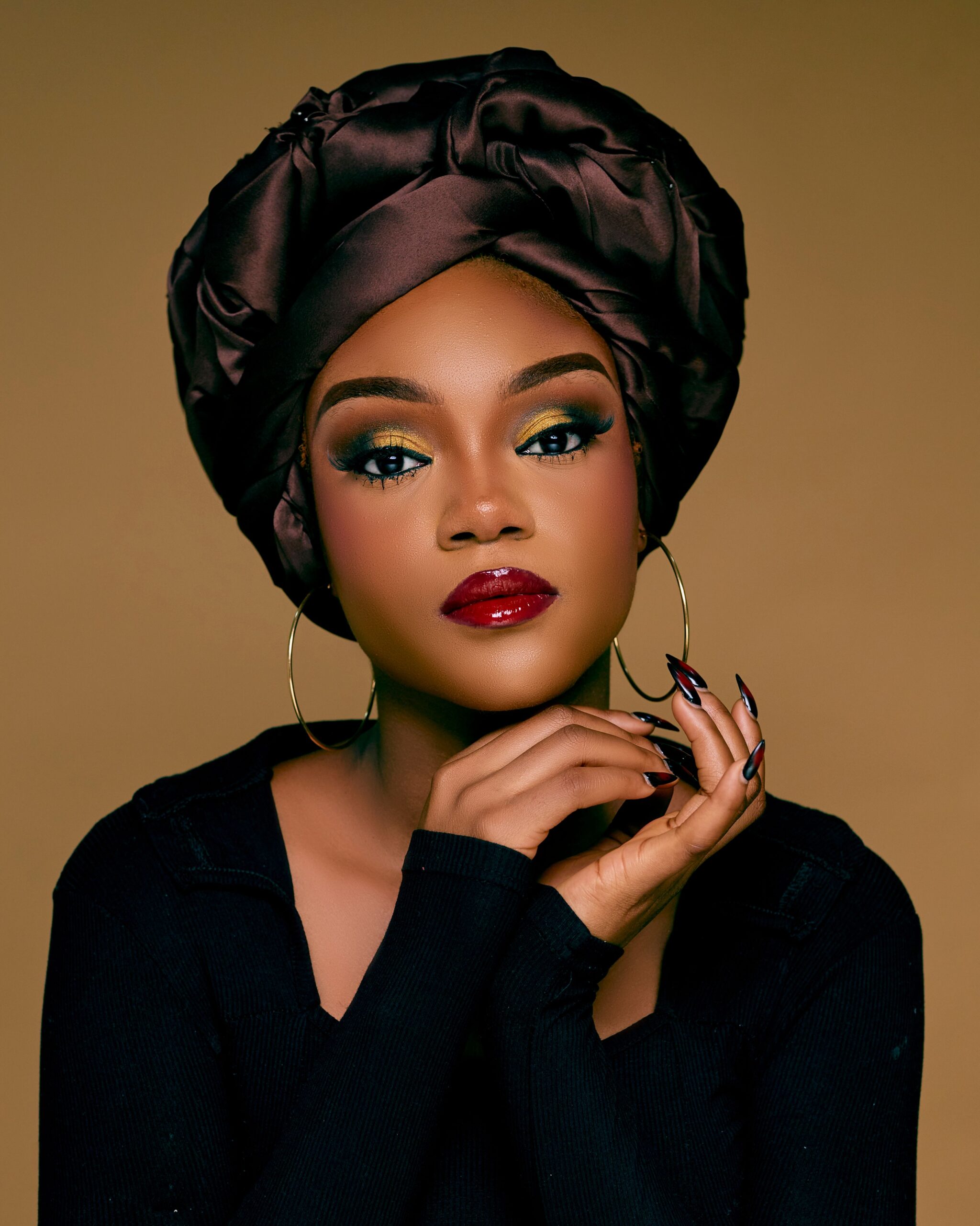A sophisticated halo head wrap featuring a graceful circular silhouette that frames the face beautifully. Perfect for weddings, cultural celebrations, formal occasions, and contemporary African fashion.